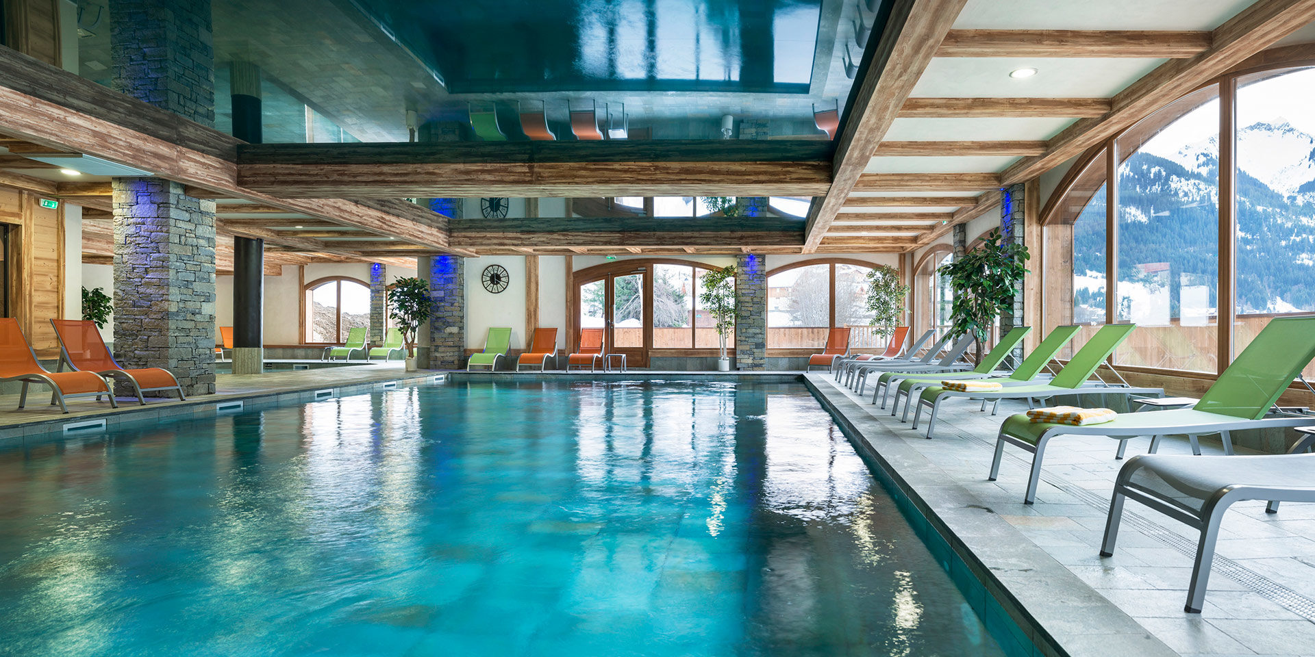 CGH Les Chalets d Angele Chatel Les Portes du Soleil Frankrijk wintersport skivakantie luxe zwembad ligstoelen handdoeken ramen bergen bomen ontspannen relaxen genieten