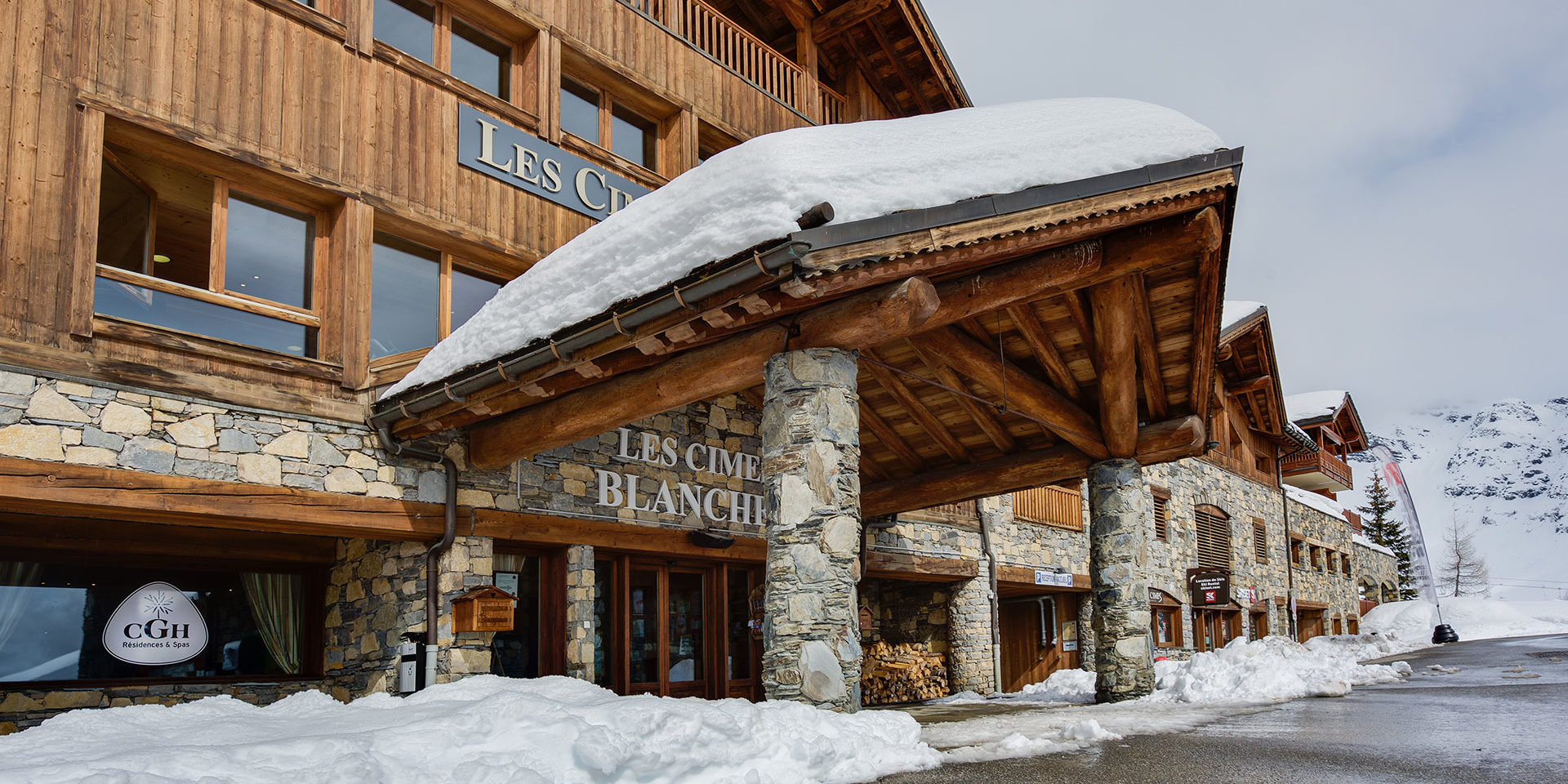 CGH Les Cimes Blanches La Rosiere Espace San Bernardo Frankrijk wintersport skivakantie luxe entree residence besneeuwde berg bomen