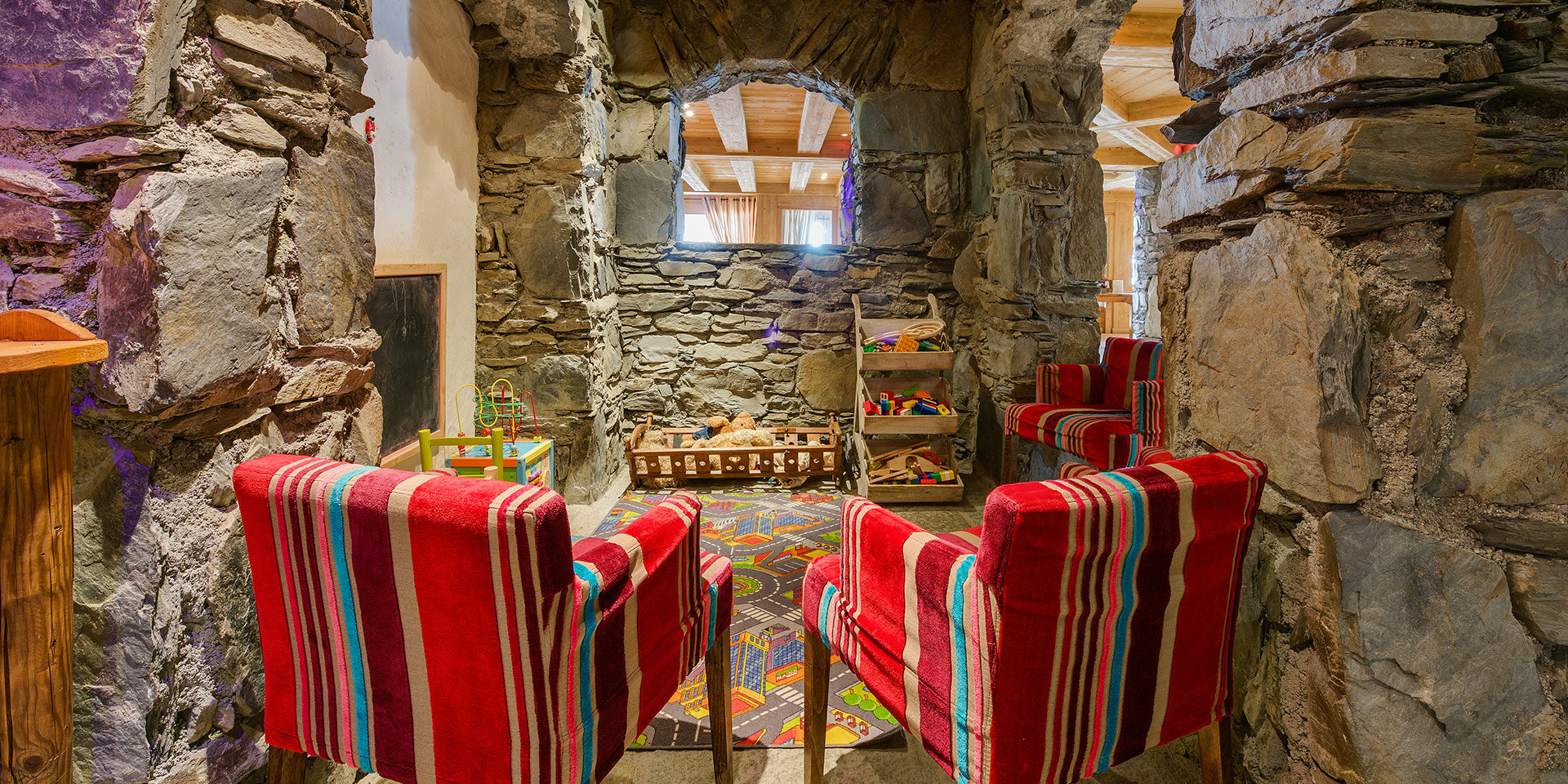 CGH Les Cimes Blanches La Rosiere Espace San Bernardo Frankrijk wintersport skivakantie luxe gekleurde stoelen kinderspeelhoek speelgoed knuffels speelkleed