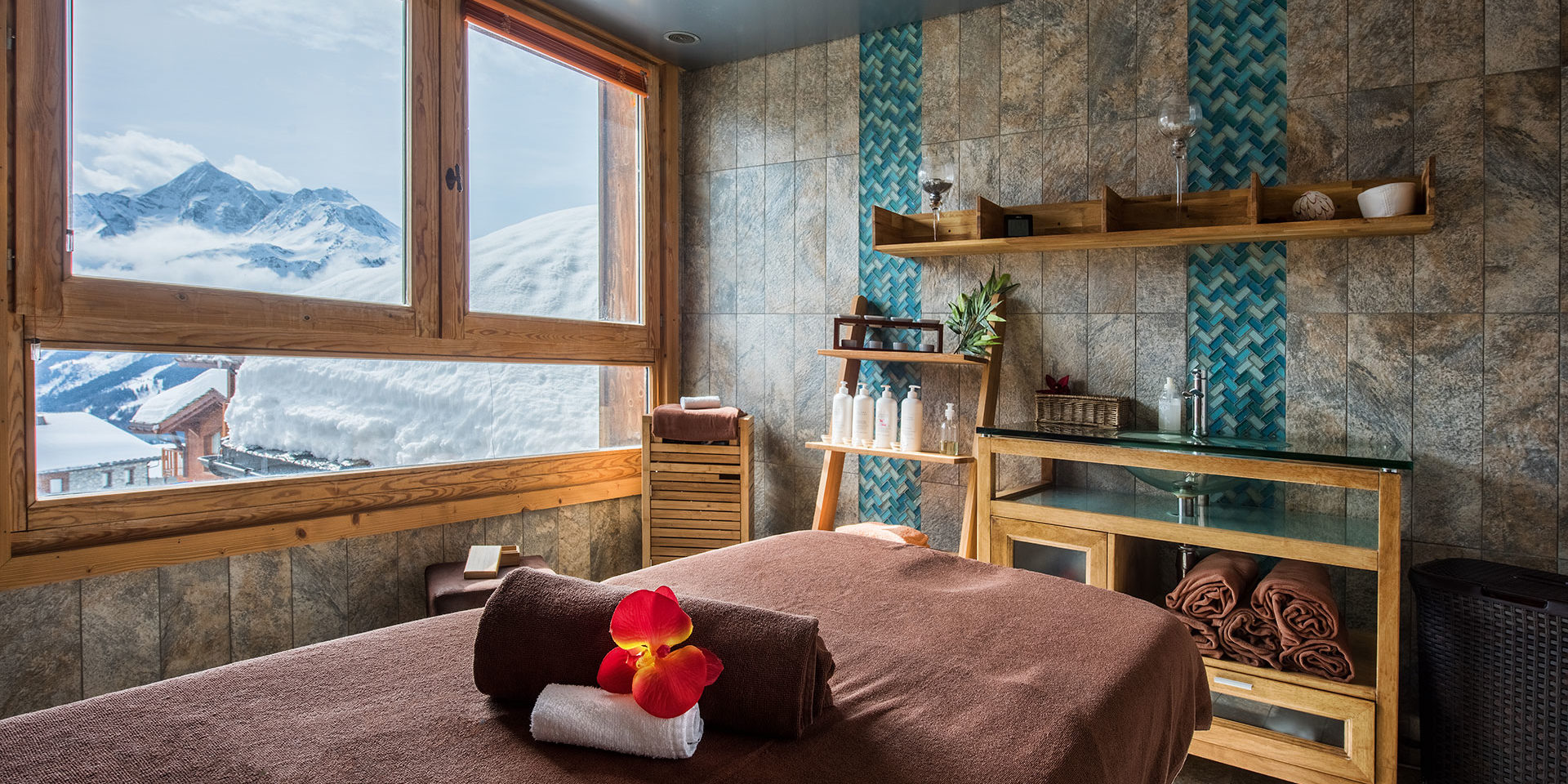 CGH Les Cimes Blanches La Rosiere Espace San Bernardo Frankrijk wintersport skivakantie luxe massage bloem handdoeken plant raam besneeuwde bergen ontspannen relaxen genieten