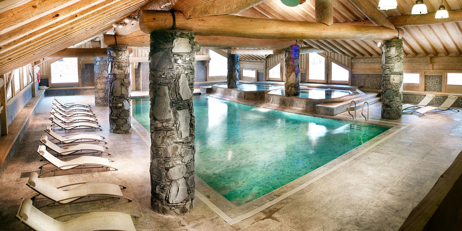 CGH Les Cimes Blanches La Rosiere Espace San Bernardo Frankrijk wintersport skivakantie luxe zwembad ligstoelen jacuzzi stenen pilaren houten balken ramen ontspannen relaxen genieten