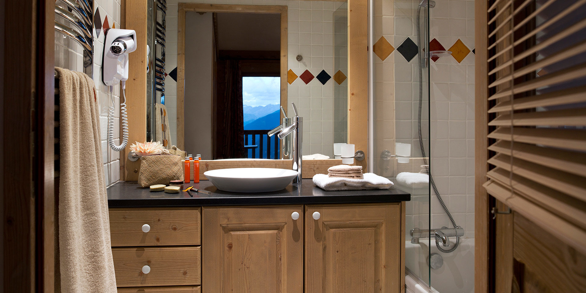 CGH Les Fermes de Sainte Foy Sainte Foy Sainte Foy Tarentaise Frankrijk wintersport skivakantie luxe badkamer douche wasbak spiegel fohn ruitjes tegels badproducten
