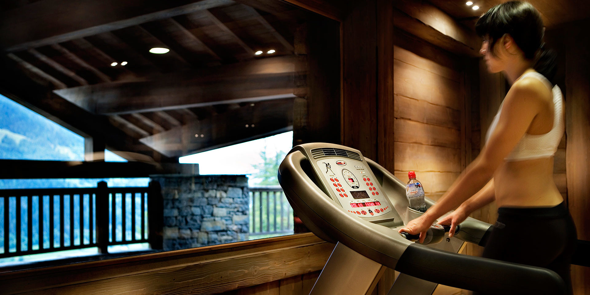 CGH Les Fermes de Sainte Foy Sainte Foy Sainte Foy Tarentaise Frankrijk wintersport skivakantie luxe fitness loopband dame hout balkon bergen bomen