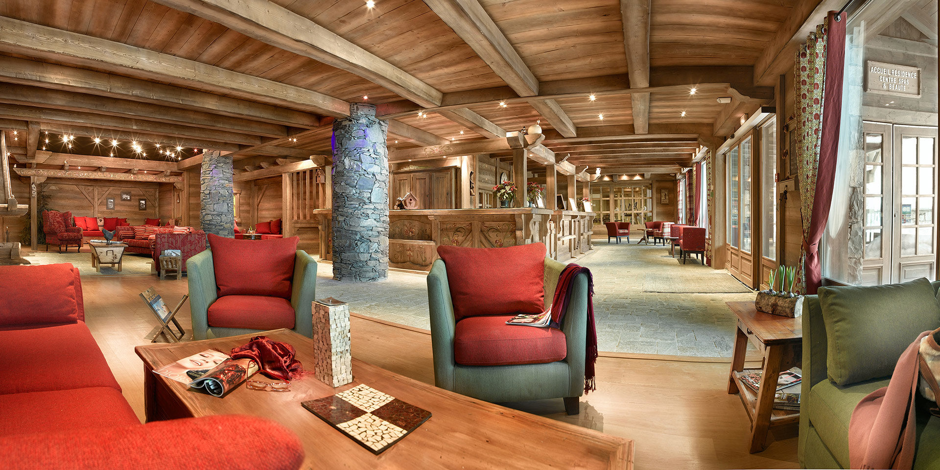 CGH Les Fermes de Sainte Foy Sainte Foy Sainte Foy Tarentaise Frankrijk wintersport skivakantie luxe receptie rode bank fauteuils zithoek houten balken