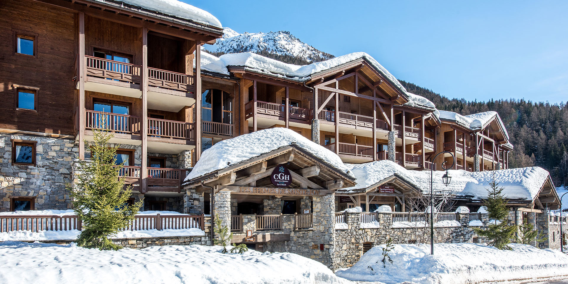 CGH Les Fermes de Sainte Foy Sainte Foy Sainte Foy Tarentaise Frankrijk wintersport skivakantie luxe residence entree lantaarnpaal ligging bergen bomen sneeuw