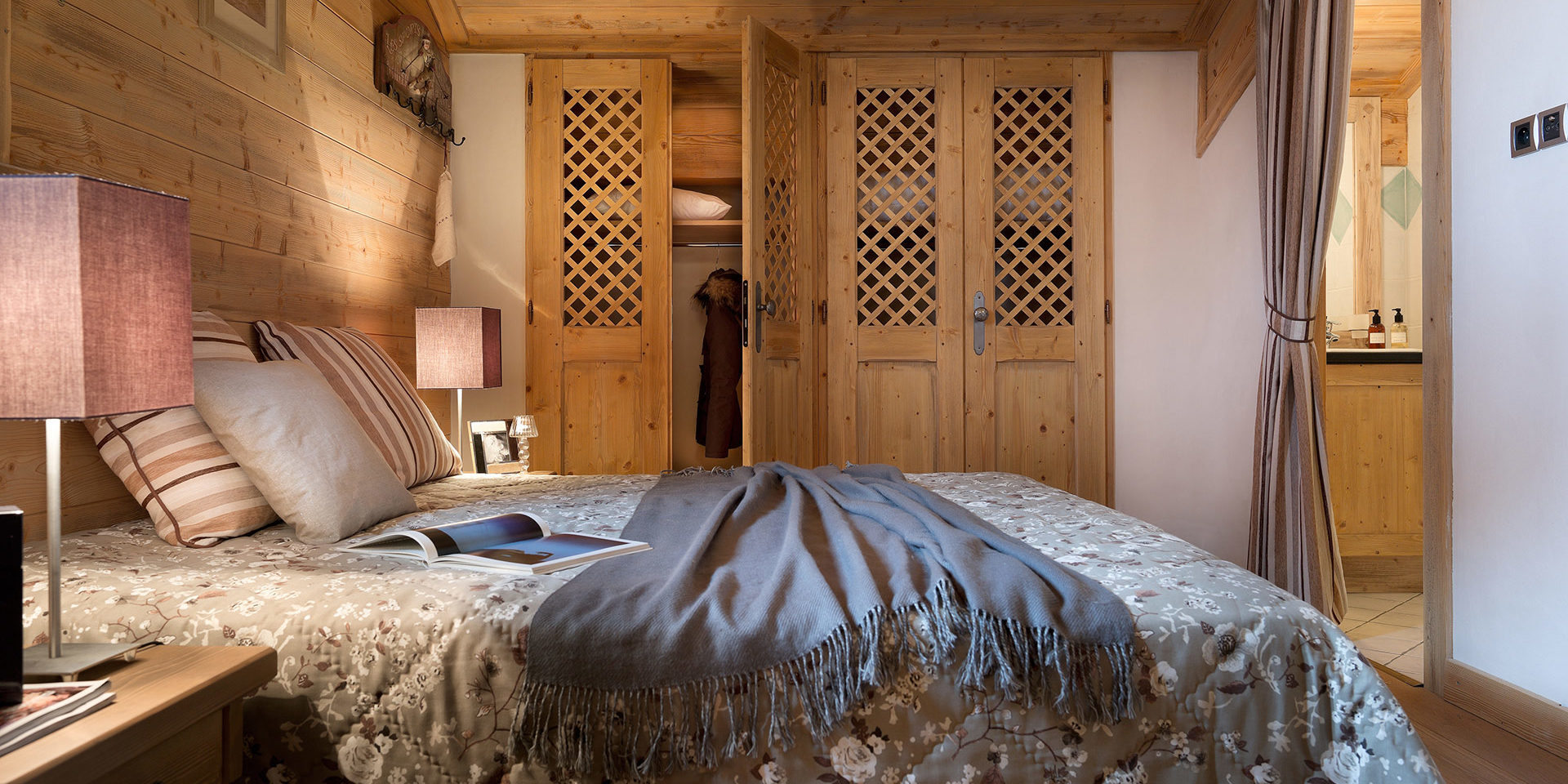 CGH Les Fermes de Sainte Foy Sainte Foy Sainte Foy Tarentaise Frankrijk wintersport skivakantie luxe slaapkamer 2-persoonsbed houten kast hout badkamer