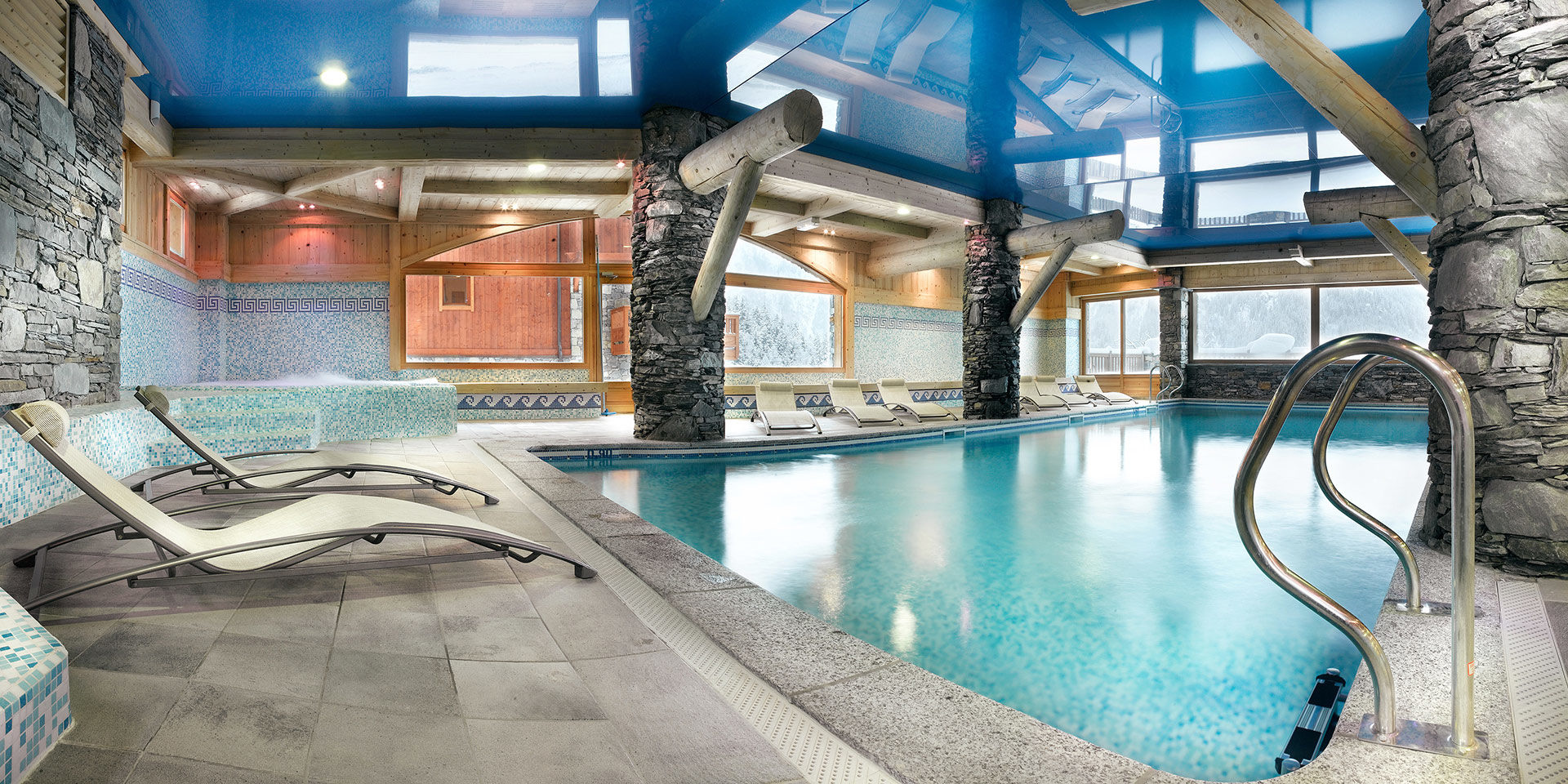 CGH Les Fermes de Sainte Foy Sainte Foy Sainte Foy Tarentaise Frankrijk wintersport skivakantie luxe zwembad ligstoelen ramen sneeuw ontspannen relaxen genieten