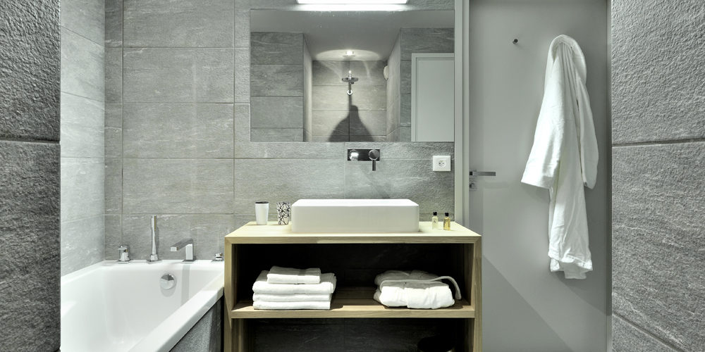Chalet by U no. 2 Saint Martin de Belleville Les 3 Vallees Frankrijk wintersport skivakantie luxe badkamer bad wastafel spiegel handdoeken basjas badproducten