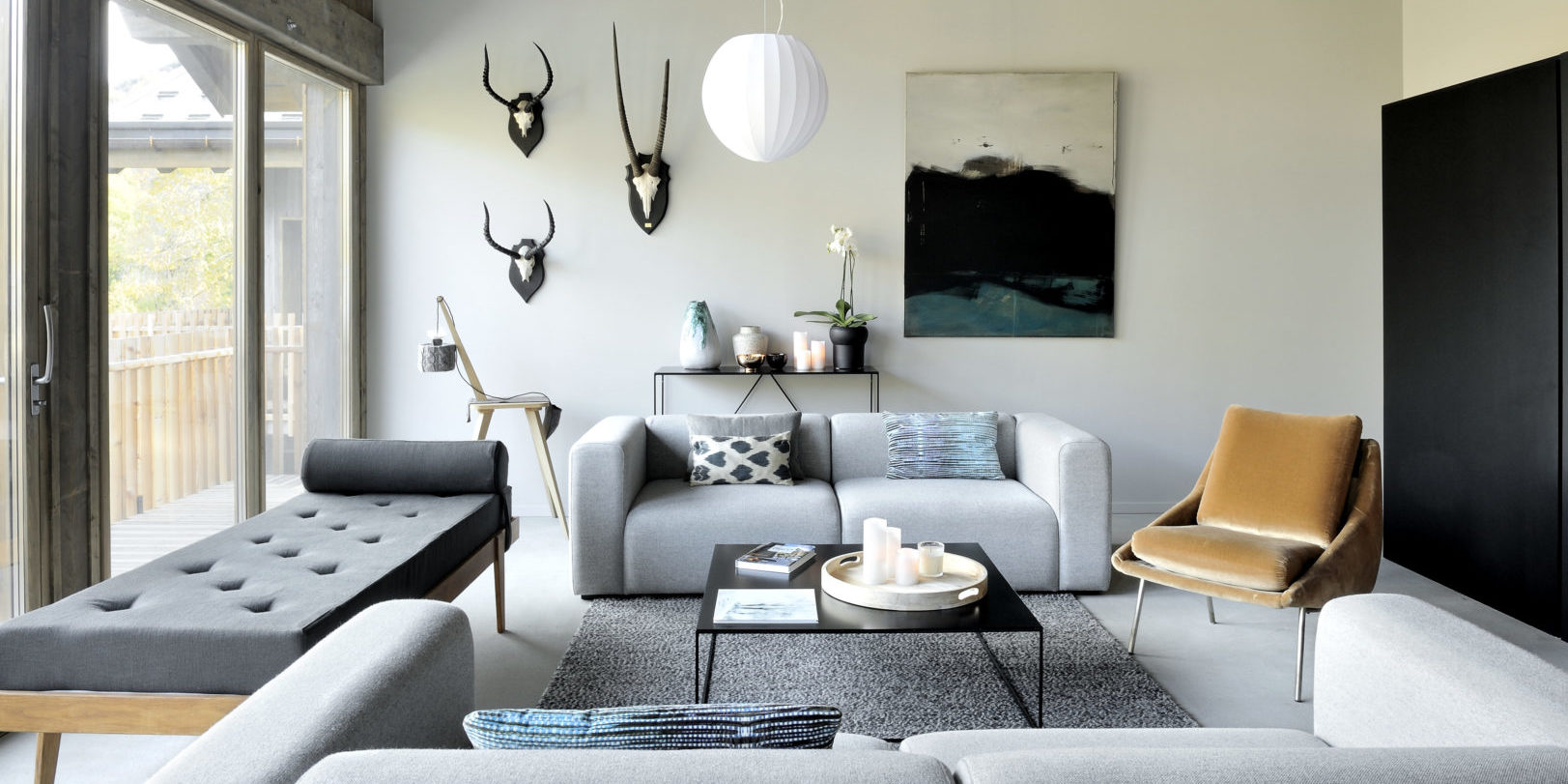Chalet by U no. 2 Saint Martin de Belleville Les 3 Vallees Frankrijk wintersport skivakantie luxe living bank chaise longue fauteuil vloerkleed open haard hanglampen gewei schilderij