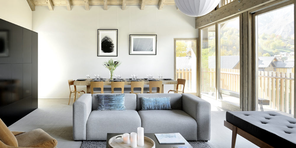 Chalet by U no. 2 Saint Martin de Belleville Les 3 Vallees Frankrijk wintersport skivakantie luxe living bank chaise longue kaarsen fauteuil hanglampen eetkamer schilderijen houten balken