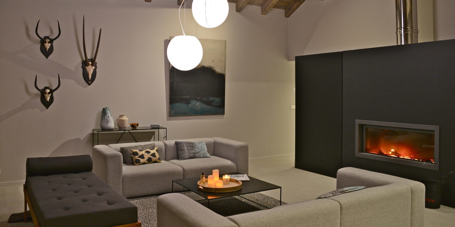 Chalet by U no. 2 Saint Martin de Belleville Les 3 Vallees Frankrijk wintersport skivakantie luxe living banken chaise longue kaarsen open haard gewei schilderij houten balken