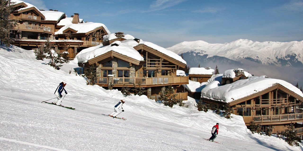 Courchevel Les 3 Vallees Frankrijk Courchevel Les 3 Vallees Frankrijk wintersport skivakantie luxe sneeuw chalets bomen piste skiers besneeuwde bergen