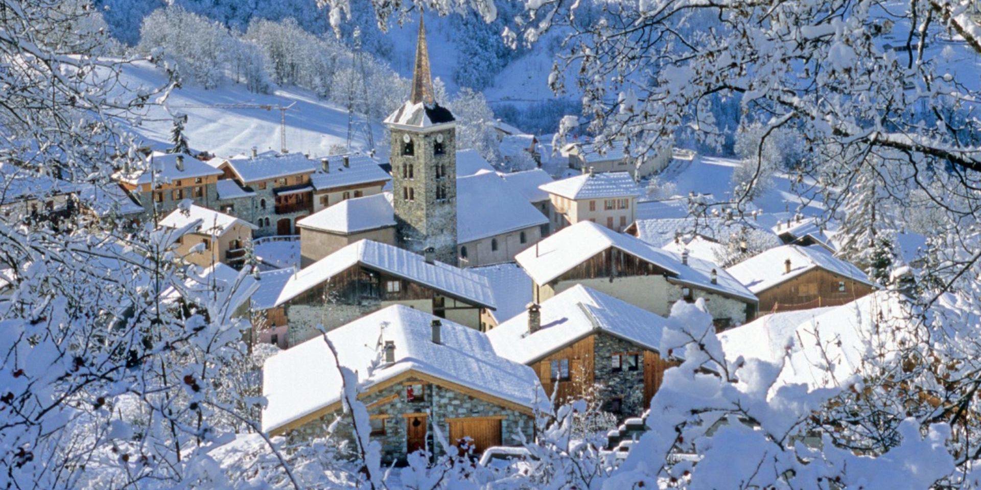Hameau de Caseblanche Saint Martin de Belleville Les 3 Vallees Frankrijk wintersport skivakantie luxe uitzicht dorp chalets kerk besneeuwde bomen bergen