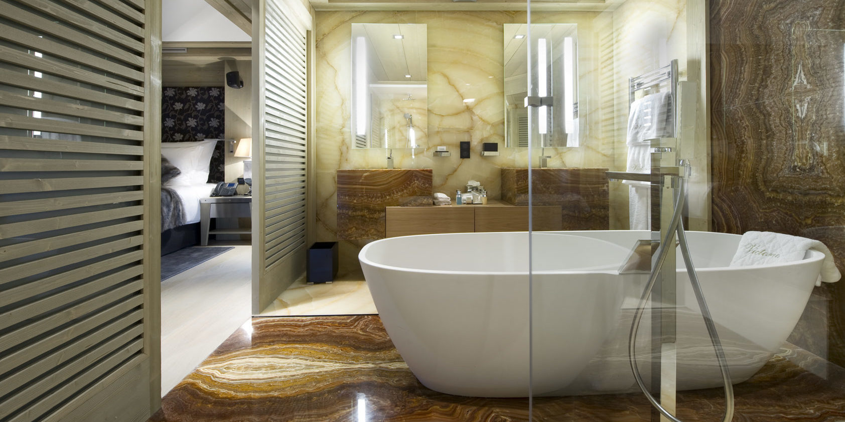 Le K2 Palace Suite-Chalet Concordia Courchevel Les 3 Vallees Frankrijk wintersport skivakantie luxe badkamer vrijstaand wit bad dubbele wastafel spiegels handdoekenrek