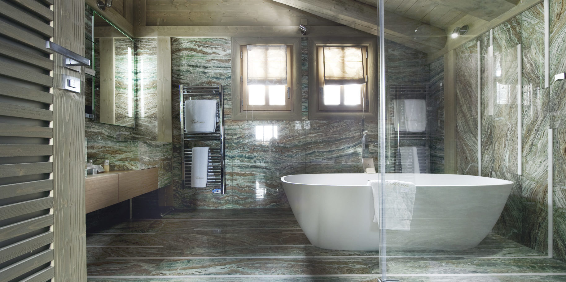Le K2 Palace Suite-Chalet Concordia Courchevel Les 3 Vallees Frankrijk wintersport skivakantie luxe badkamer vrijstaand wit bad wastafel handdoekenrek ramen