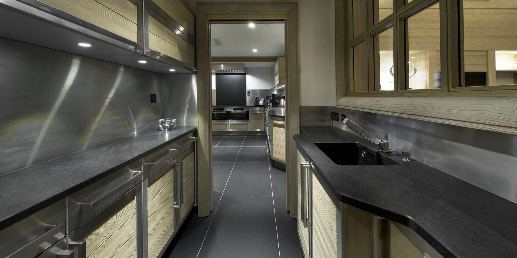 Le K2 Palace Suite-Chalet Concordia Courchevel Les 3 Vallees Frankrijk wintersport skivakantie luxe keuken grijze plavuizen