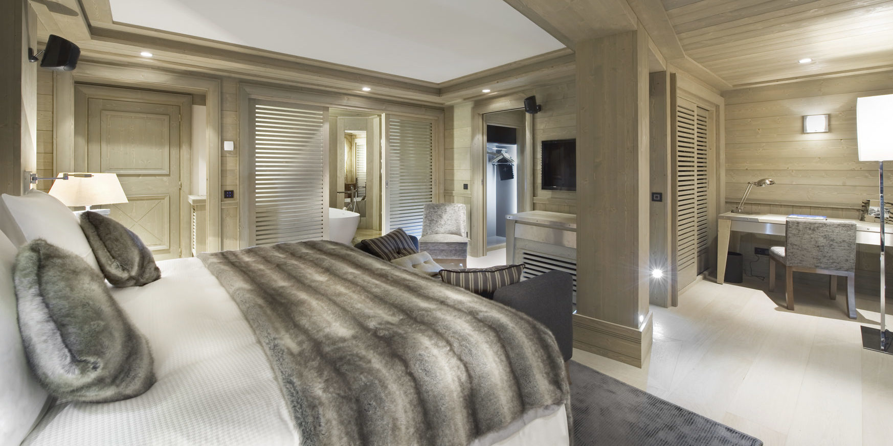 Le K2 Palace Suite-Chalet Concordia Courchevel Les 3 Vallees Frankrijk wintersport skivakantie luxe slaapkamer 2-persoonsbed fauteuils TV bureau badkamer bad hout