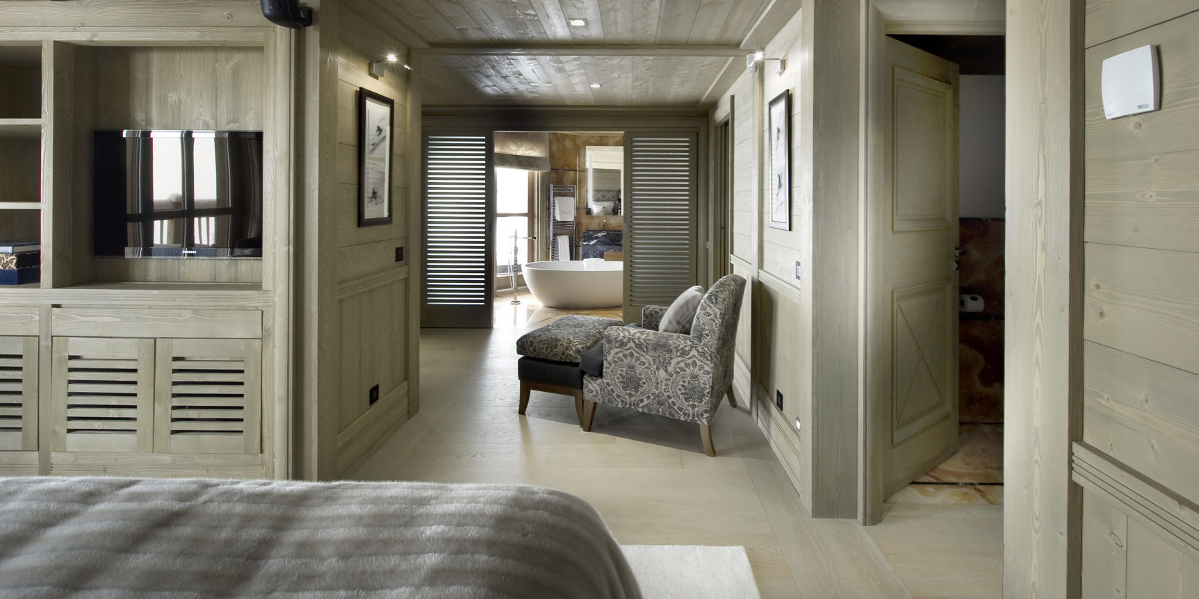 Le K2 Palace Suite-Chalet Concordia Courchevel Les 3 Vallees Frankrijk wintersport skivakantie luxe slaapkamer TV fauteuil badkamer bad hout