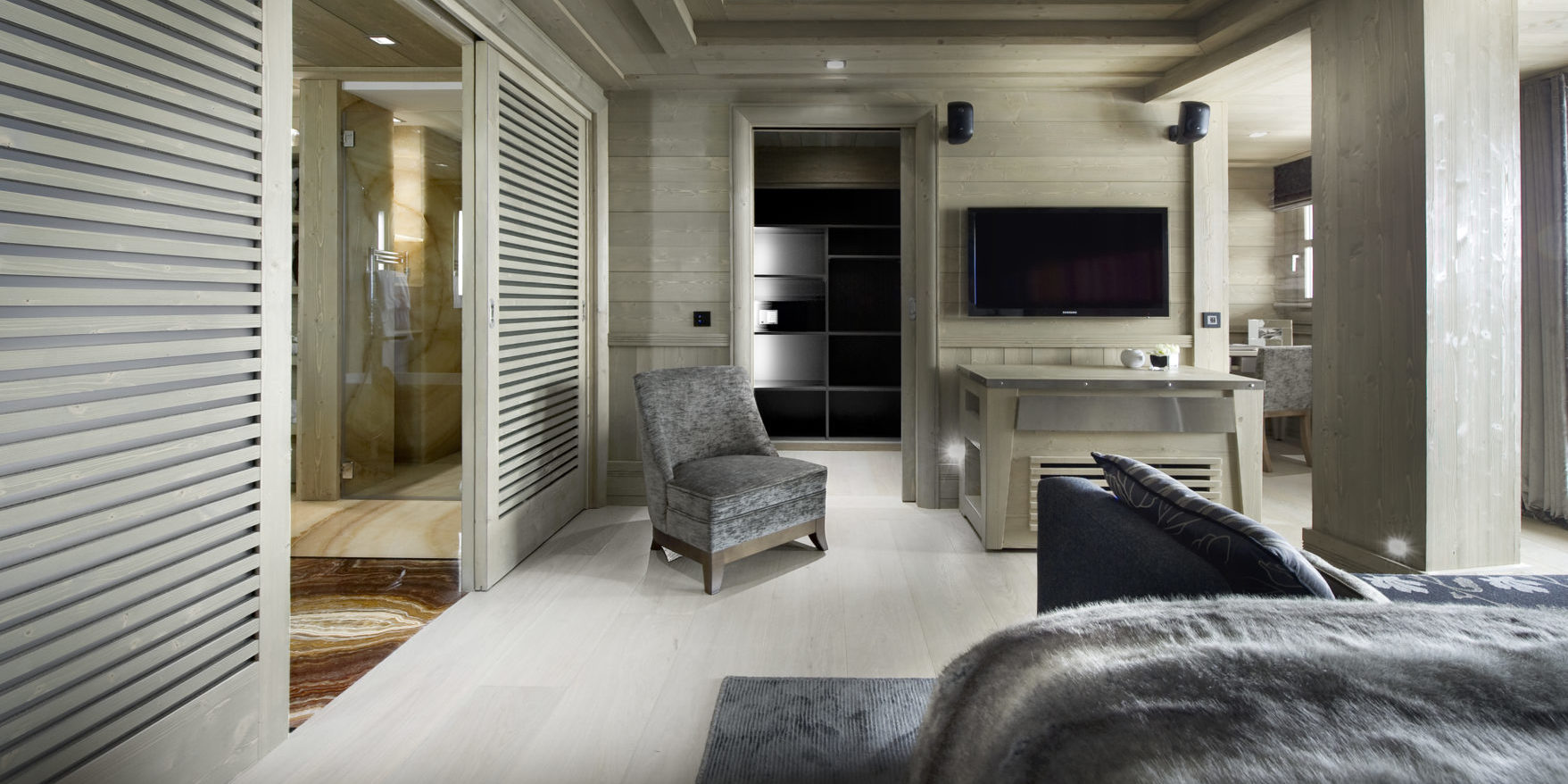 Le K2 Palace Suite-Chalet Concordia Courchevel Les 3 Vallees Frankrijk wintersport skivakantie luxe slaapkamer TV fauteuil bankje voerkleed badkamer douche