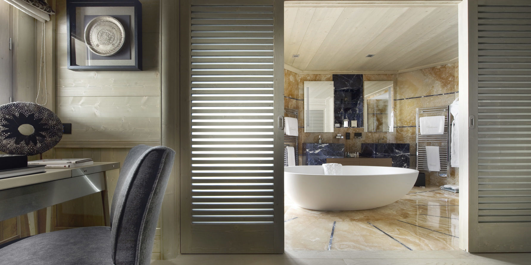 Le K2 Palace Suite-Chalet Concordia Courchevel Les 3 Vallees Frankrijk wintersport skivakantie luxe slaapkamer bureau badkamer vrijstaand wit bad dubbele wastafel spiegels