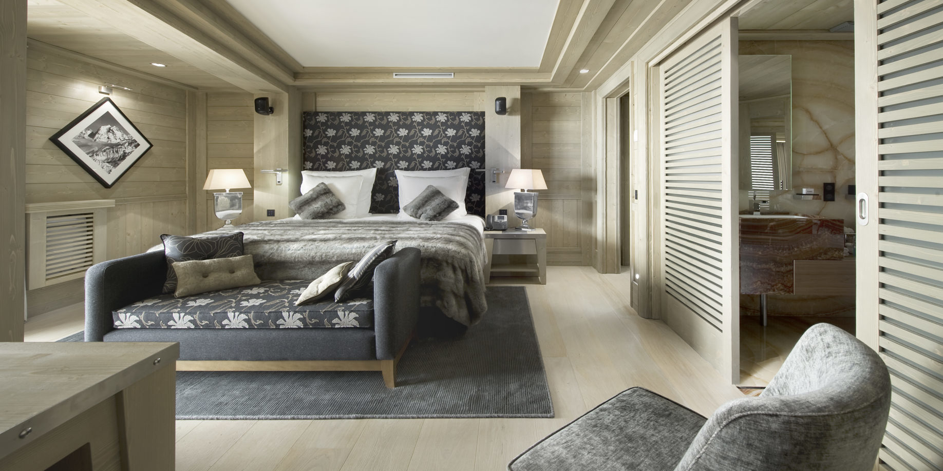 Le K2 Palace Suite-Chalet Concordia Courchevel Les 3 Vallees Frankrijk wintersport skivakantie luxe slaapkamer hoofdbord bloemen bankje fauteuil bureau badkamer wastafel spiegel