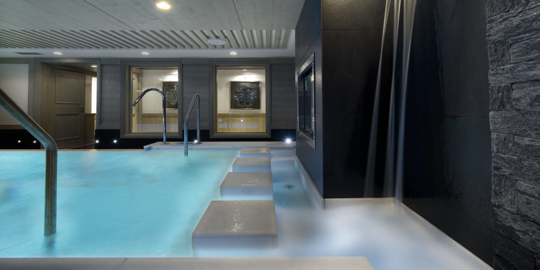 Le K2 Palace Suite-Chalet Concordia Courchevel Les 3 Vallees Frankrijk wintersport skivakantie luxe zwembad jets grijze stenen muur