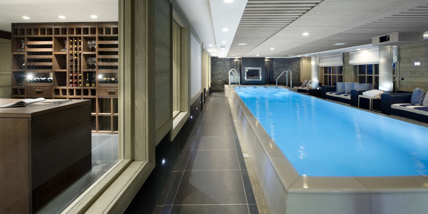 Le K2 Palace Suite-Chalet Concordia Courchevel Les 3 Vallees Frankrijk wintersport skivakantie luxe zwembad lounge banken kussens wijnkelder exclusieve wijnen