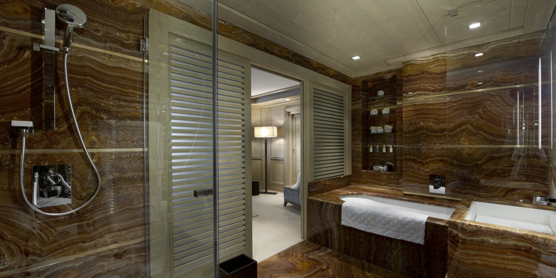 Le K2 Palace Suite-Chalet Hidden Peak Courchevel Les 3 Vallees Frankrijk wintersport skivakantie luxe badkamer bruine wanden bad douche wastafel