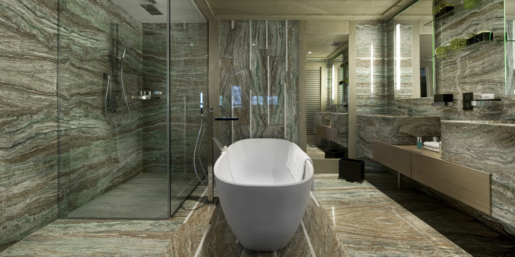 Le K2 Palace Suite-Chalet Hidden Peak Courchevel Les 3 Vallees Frankrijk wintersport skivakantie luxe badkamer vrijstaand wit bad douche spiegels