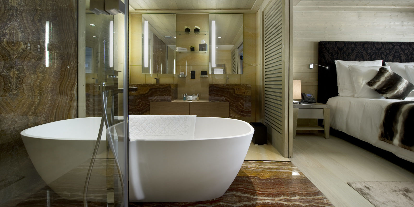 Le K2 Palace Suite-Chalet Hidden Peak Courchevel Les 3 Vallees Frankrijk wintersport skivakantie luxe badkamer wit vrijstaand bad douche dubbele wasbak slaapkamer