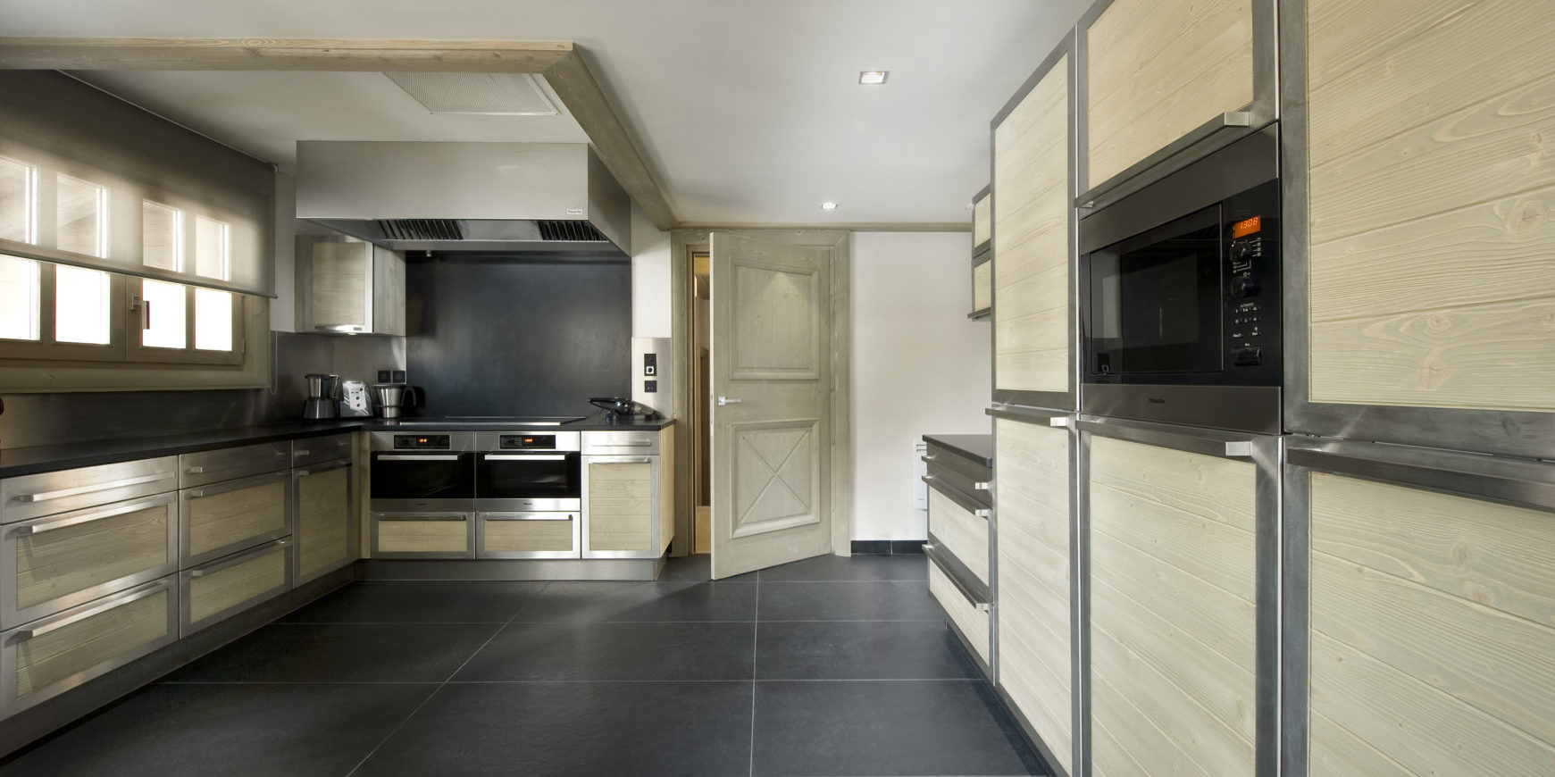 Le K2 Palace Suite-Chalet Hidden Peak Courchevel Les 3 Vallees Frankrijk wintersport skivakantie luxe grote keuken zwarte plavuizen
