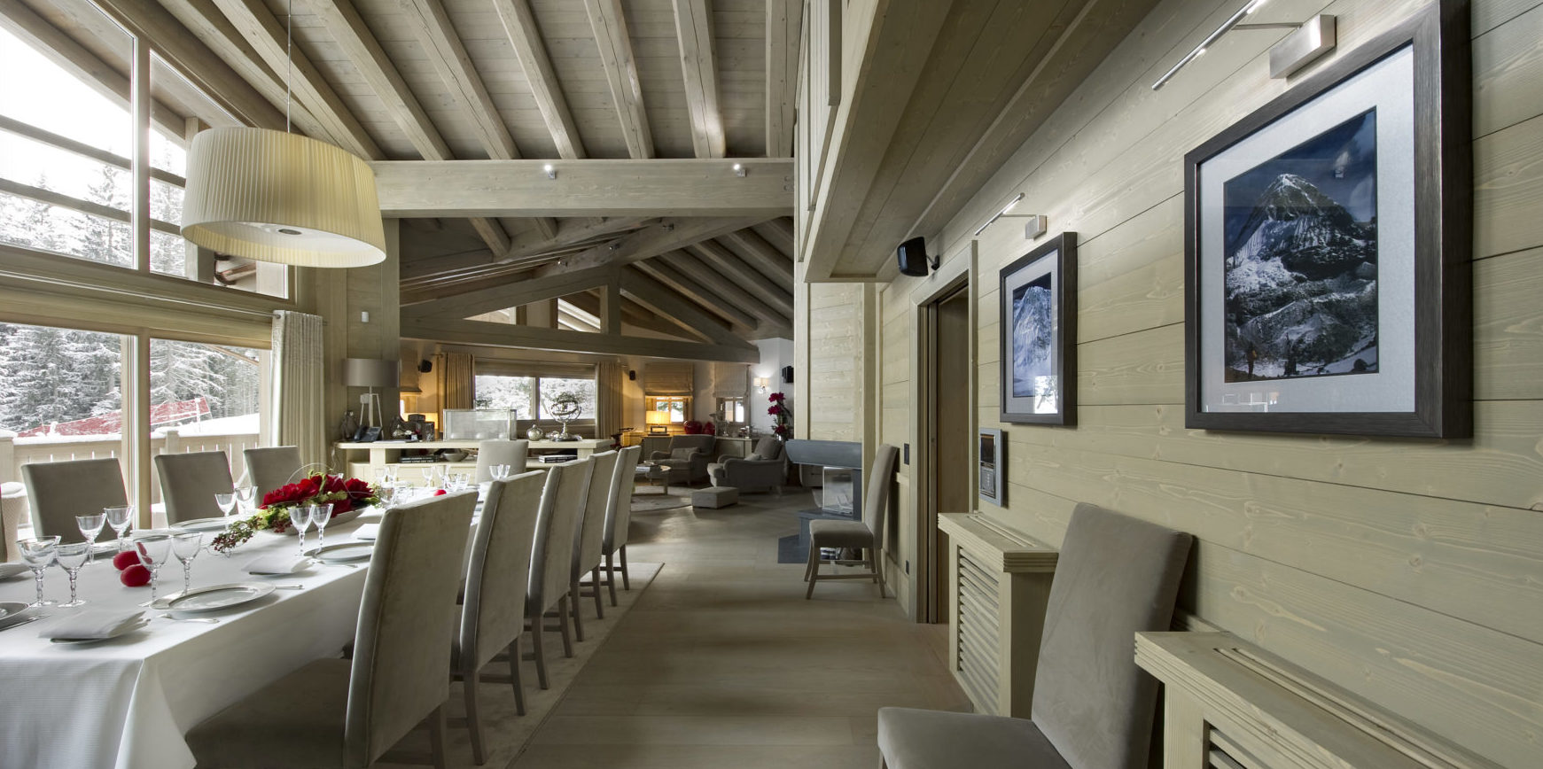 Le K2 Palace Suite-Chalet Hidden Peak Courchevel Les 3 Vallees Frankrijk wintersport skivakantie luxe living eetkamer gedekte tafel schilderijen lamp houten balken