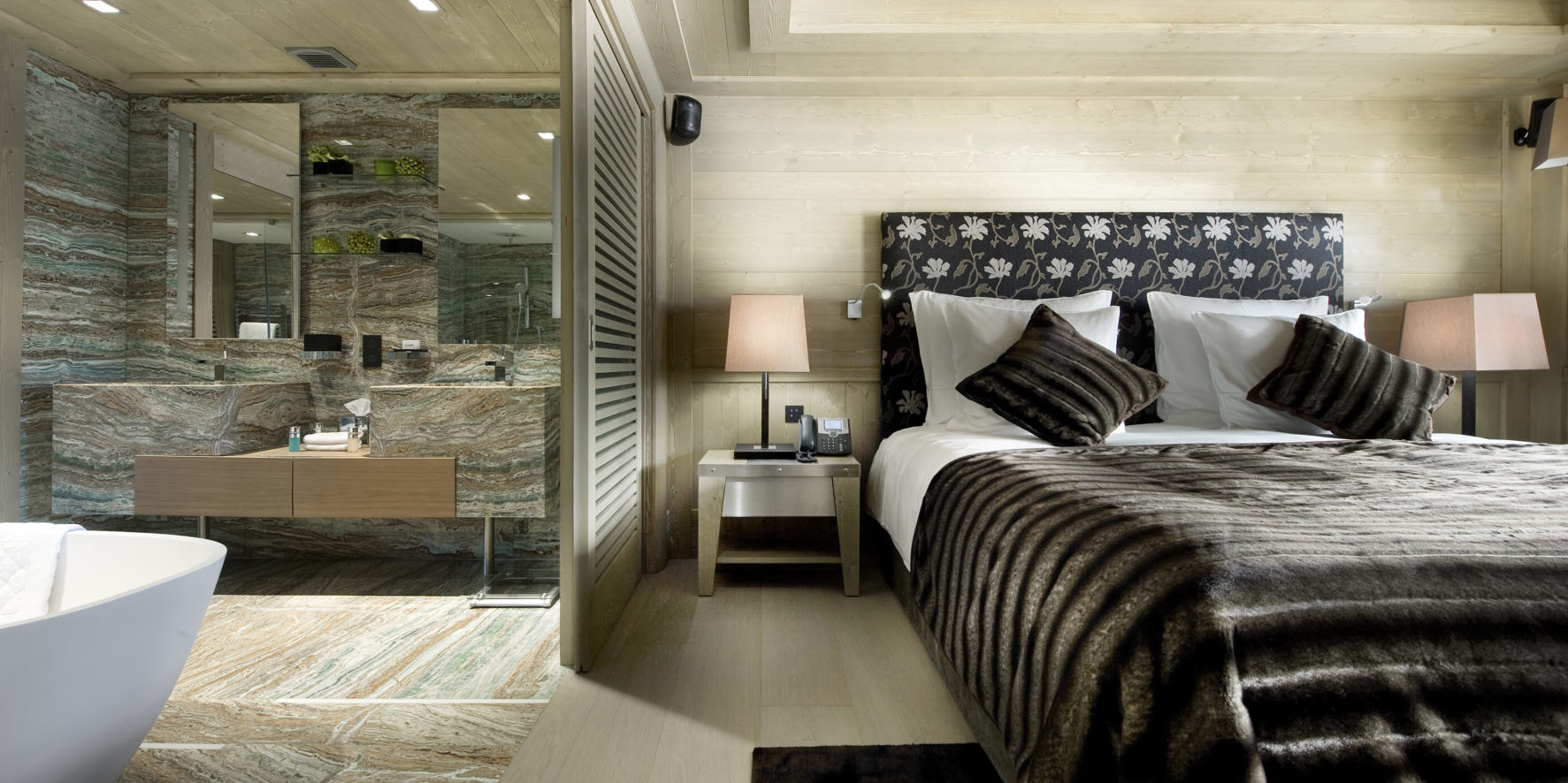 Le K2 Palace Suite-Chalet Hidden Peak Courchevel Les 3 Vallees Frankrijk wintersport skivakantie luxe slaapkamer 2-persoonsbed badkamer bad dubbele wasbak