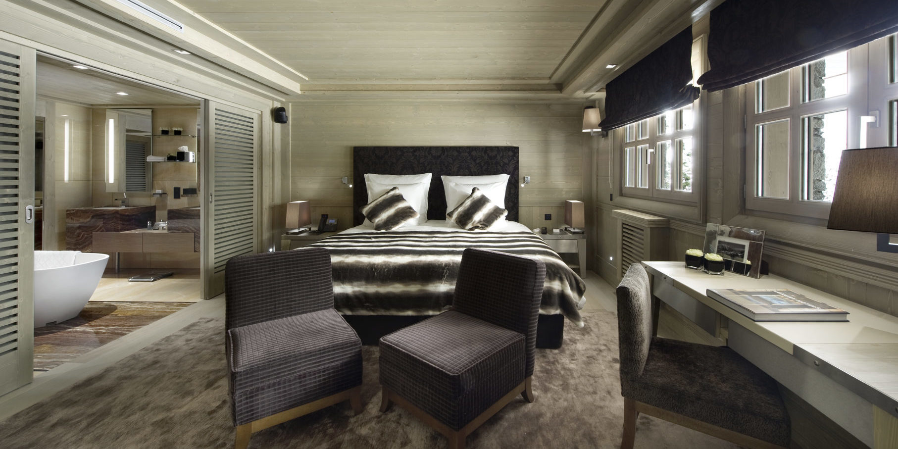 Le K2 Palace Suite-Chalet Hidden Peak Courchevel Les 3 Vallees Frankrijk wintersport skivakantie luxe slaapkamer 2-persoonsbed fauteuils bureau badkamer bad