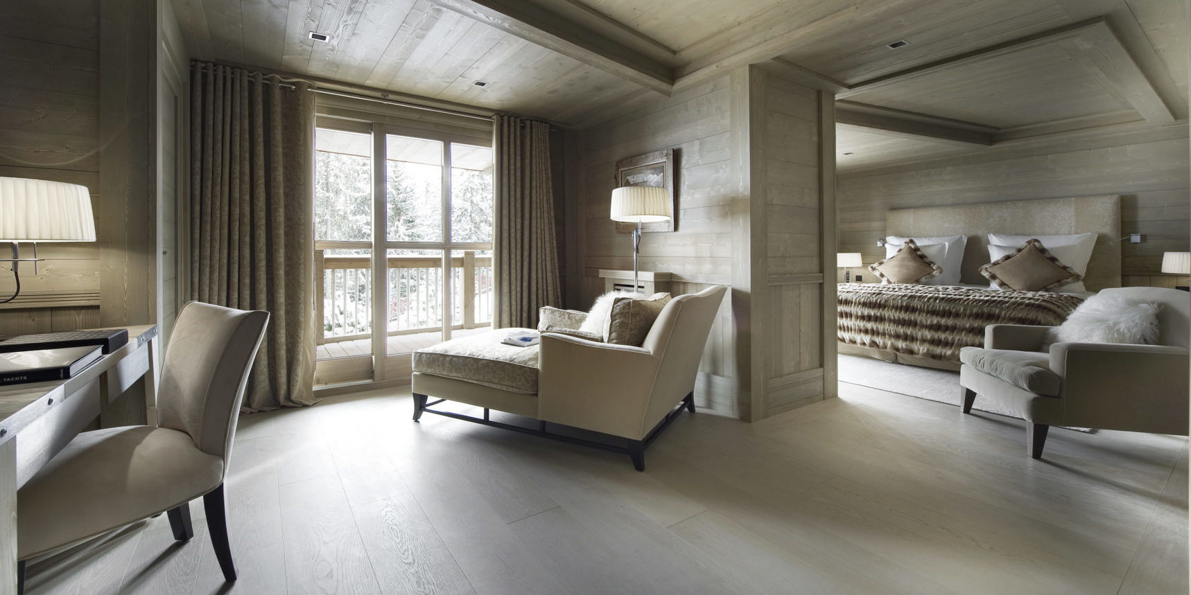 Le K2 Palace Suite-Chalet Hidden Peak Courchevel Les 3 Vallees Frankrijk wintersport skivakantie luxe slaapkamer 2-persoonsbed loungestoel fauteuil bureau ramen hout balkon