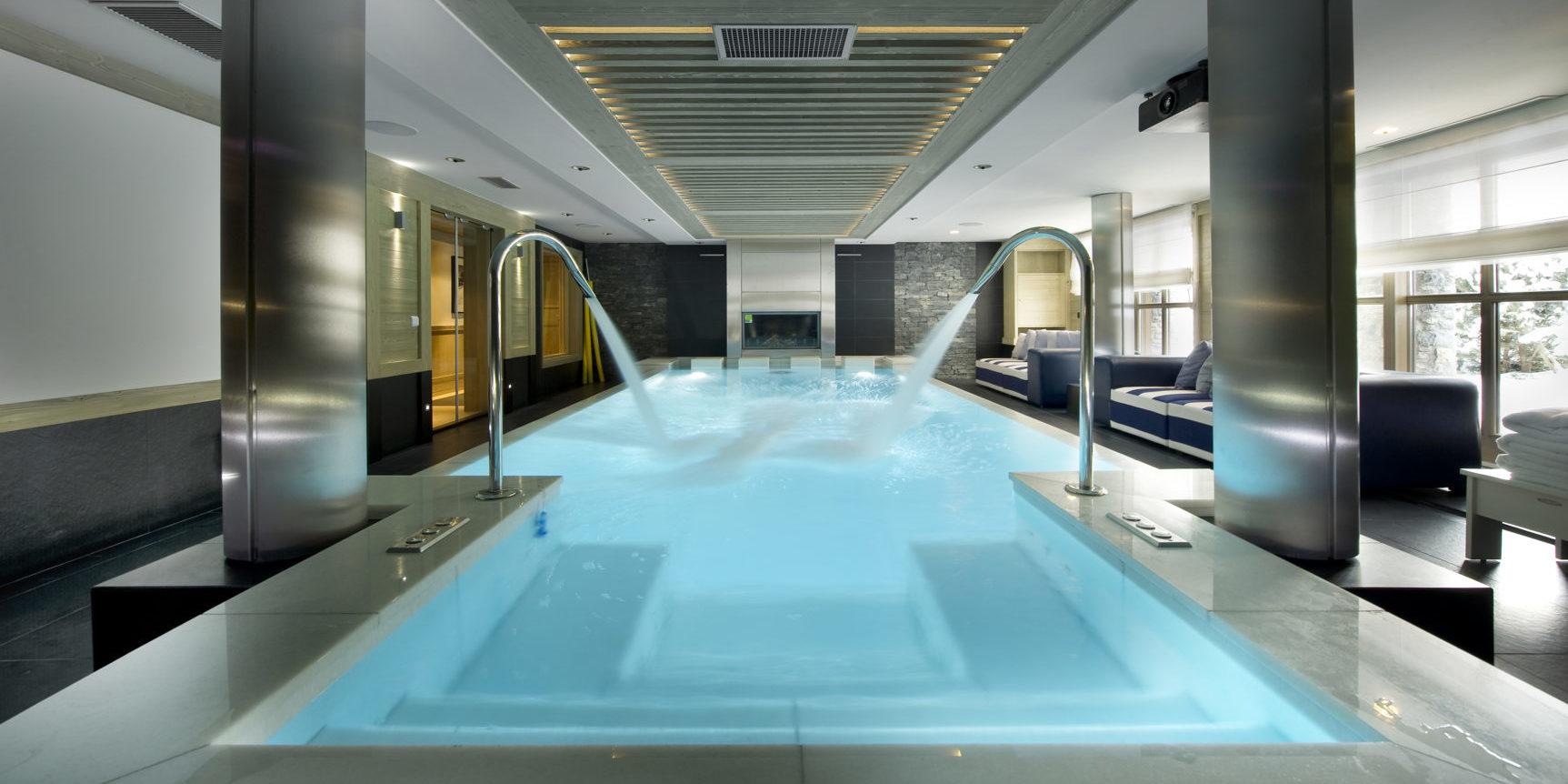 Le K2 Palace Suite-Chalet Hidden Peak Courchevel Les 3 Vallees Frankrijk wintersport skivakantie luxe zwembad jets lounge banken