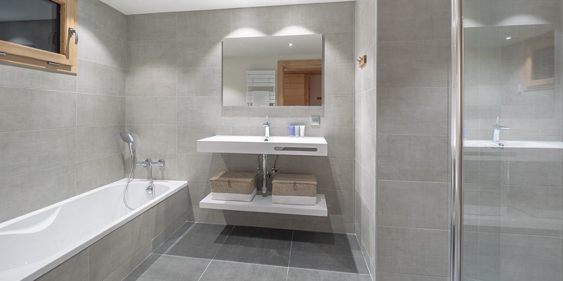 Appartement Colibri Uno Morzine Les Portes du Soleil Frankrijk wintersport skivakantie luxe badkamer bad douche wastafel spiegel mandjes