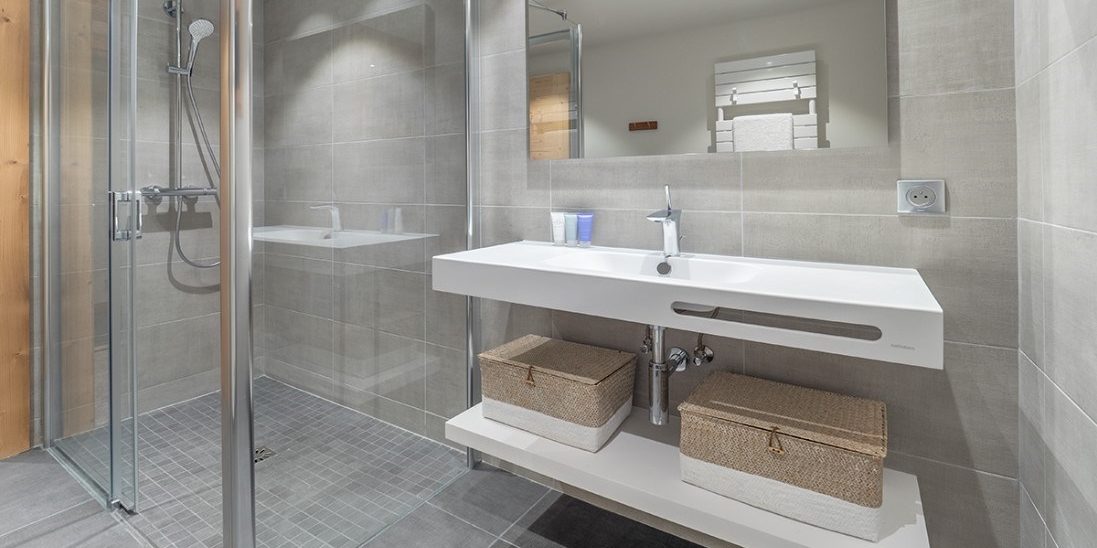 Appartement Colibri Uno Morzine Les Portes du Soleil Frankrijk wintersport skivakantie luxe badkamer douche wastafel mandjes spiegel