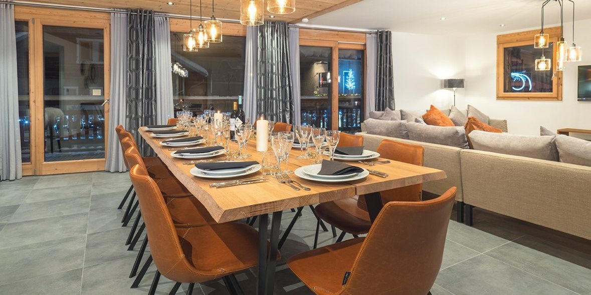 Appartement Colibri Uno Morzine Les Portes du Soleil Frankrijk wintersport skivakantie luxe eetkamer gedekte tafel kaarsen wijn wijnglazen hanglampen