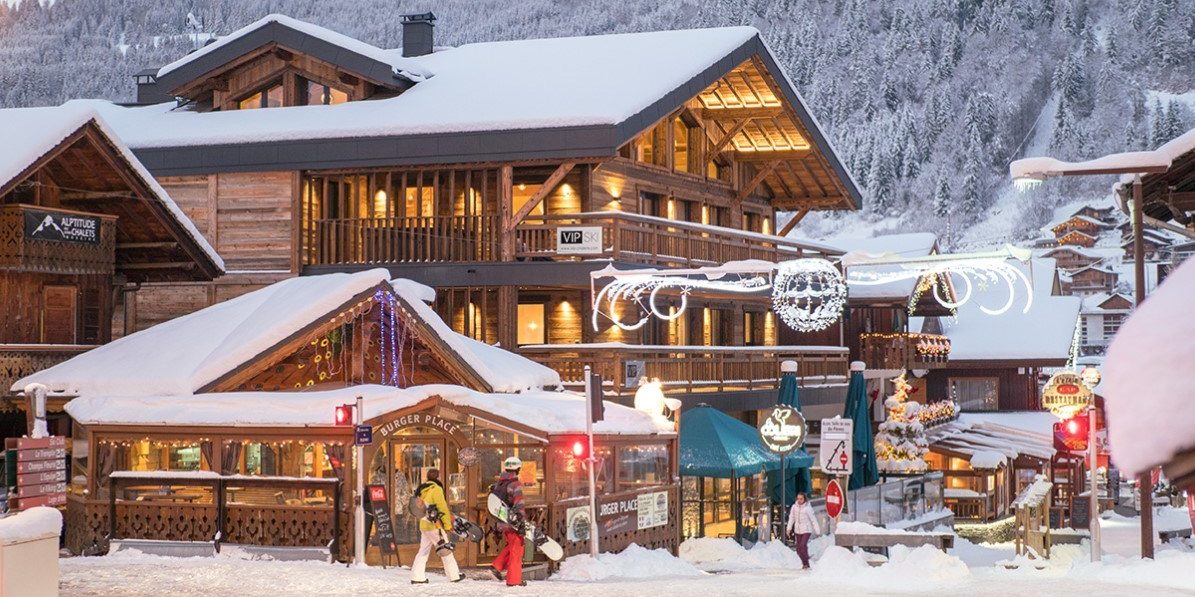 Appartement Colibri Uno Morzine Les Portes du Soleil Frankrijk wintersport skivakantie luxe ligging sneeuw verlichting besneeuwde bomen