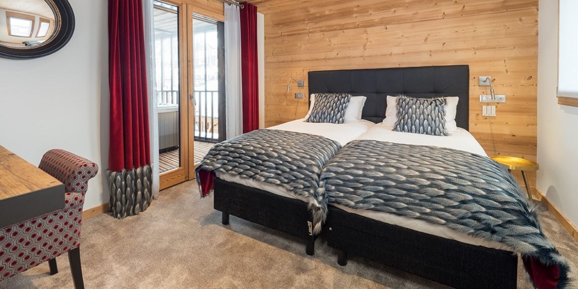 Appartement Colibri Uno Morzine Les Portes du Soleil Frankrijk wintersport skivakantie luxe slaapkamer aparte bedden stoel spiegel ramen balkon hout