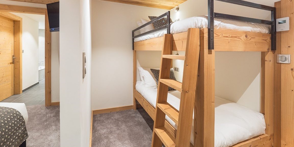 Appartement Colibri Uno Morzine Les Portes du Soleil Frankrijk wintersport skivakantie luxe slaapkamer stapelbed kinderkamer verlichting hout trap