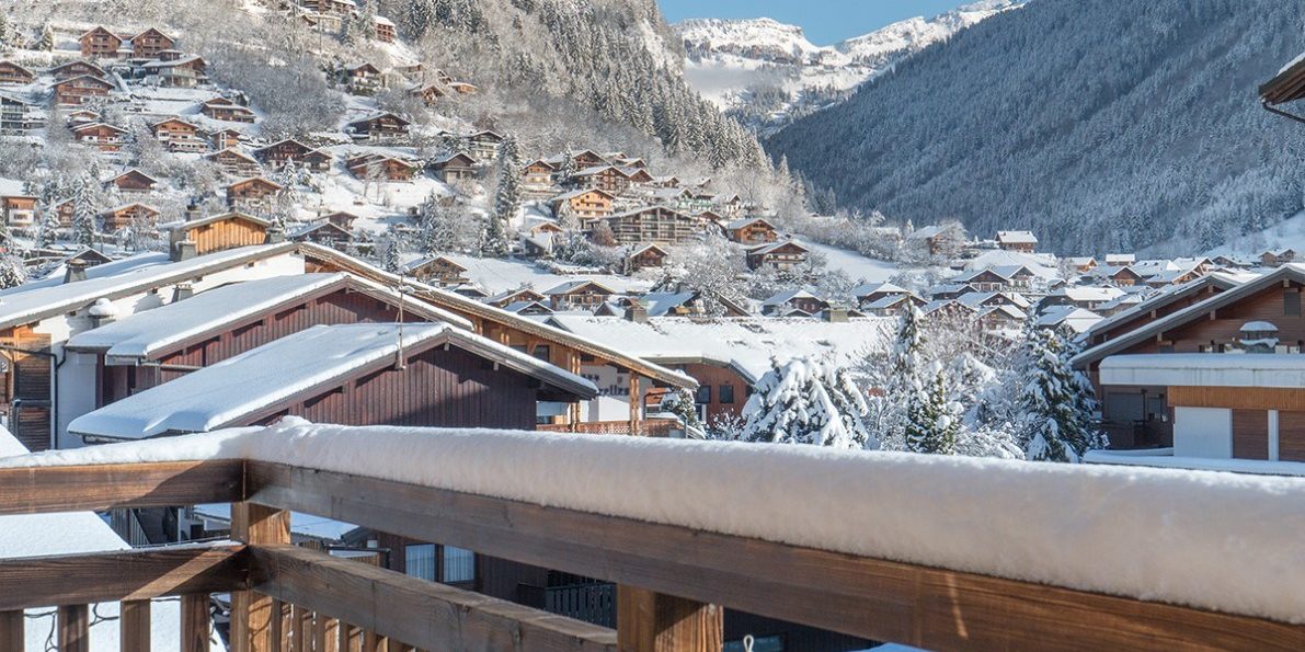 Appartement Colibri Uno Morzine Les Portes du Soleil Frankrijk wintersport skivakantie luxe uitzicht balkon dorp sneeuw besneeuwde bergen