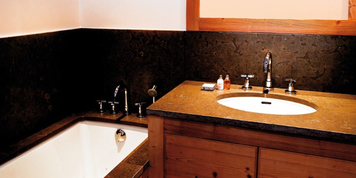 Appartement Petit Choucas Val d'Isere Tignes & Val d'Isere Frankrijk wintersport skivakantie luxe badkamer bad wastafel spiegel badproducten