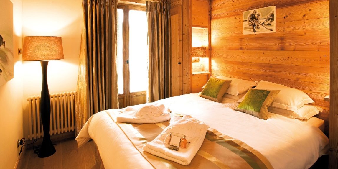 Appartement Petit Choucas Val d'Isere Tignes & Val d'Isere Frankrijk wintersport skivakantie luxe slaapkamer 2-persoonsbed handdoeken lamp hout raam