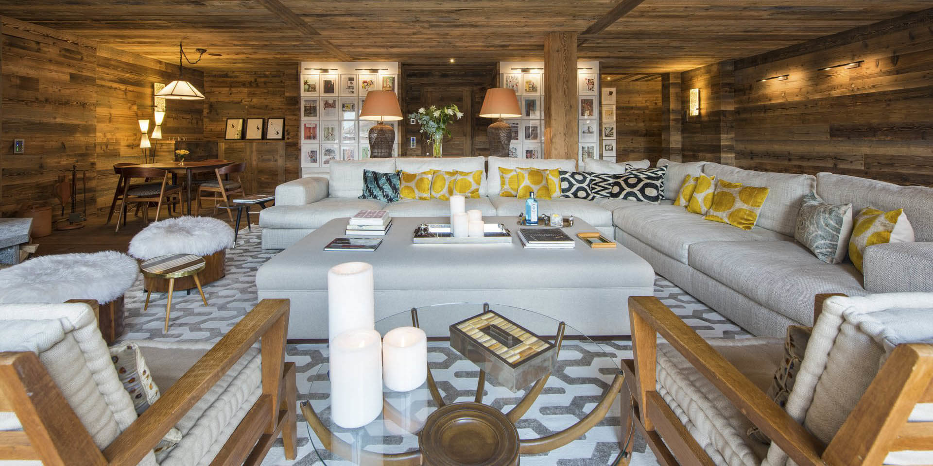 Appartement Place Blanche 1 Verbier Les 4 Vallees Zwitserland wintersport skivakantie luxe living grote loungebank kussens kaarsen hocker fauteuils vloerkleed