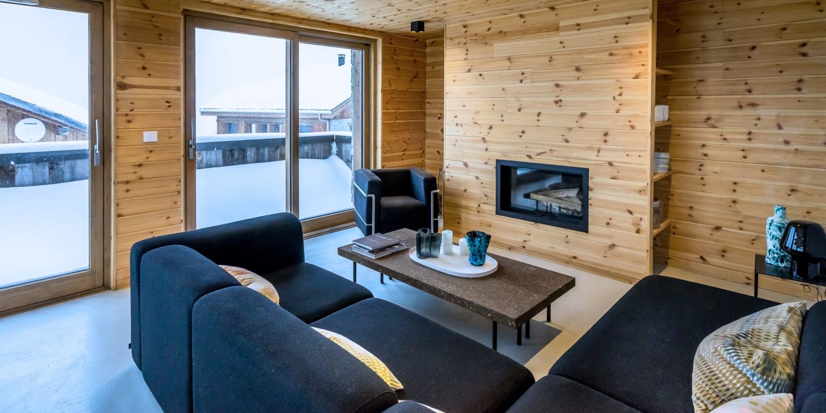 Appartement by U no. 3 Saint Martin de Belleville Les 3 Vallees Frankrijk wintersport skivakantie luxe living hoekbank open haard fauteuil hout hoge ramen
