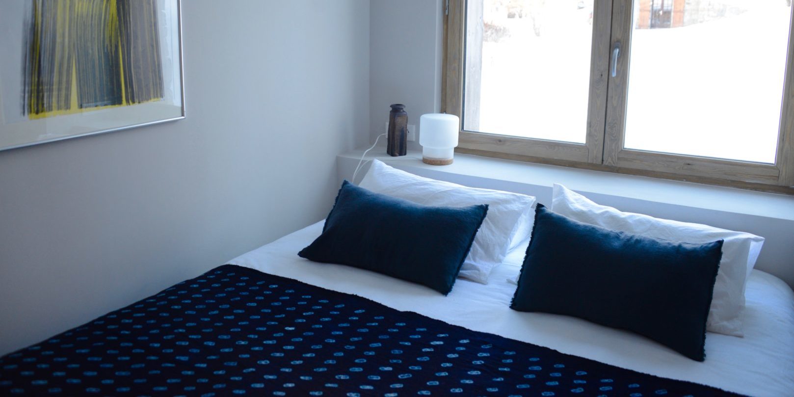 Appartement by U no. 3 Saint Martin de Belleville Les 3 Vallees Frankrijk wintersport skivakantie luxe slaapkamer 2-persoonsbed kussens schilderij raam