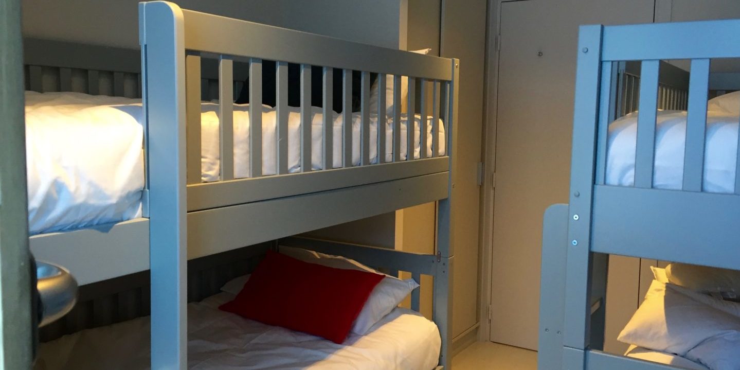 Appartement by U no. 3 Saint Martin de Belleville Les 3 Vallees Frankrijk wintersport skivakantie luxe stapelbedden kinderkamer rood kussen