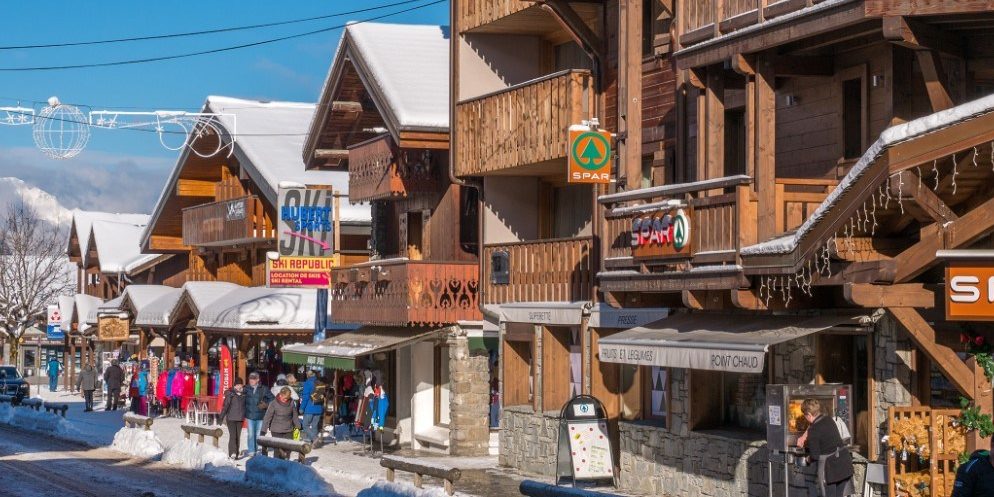 Chalet Alaska Morzine Les Portes du Soleil Frankrijk wintersport skivakantie luxe ligging chalet besneeuwde daken bomen
